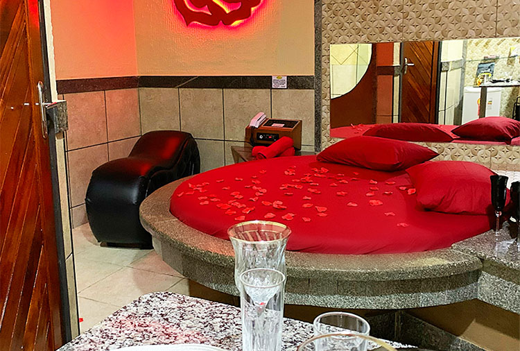 Motel Emoções - Mondubim - Suíte Luxo com Banheira